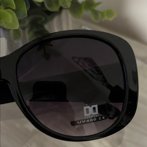 Black Sunglasses NIP - Picture 6 of 7